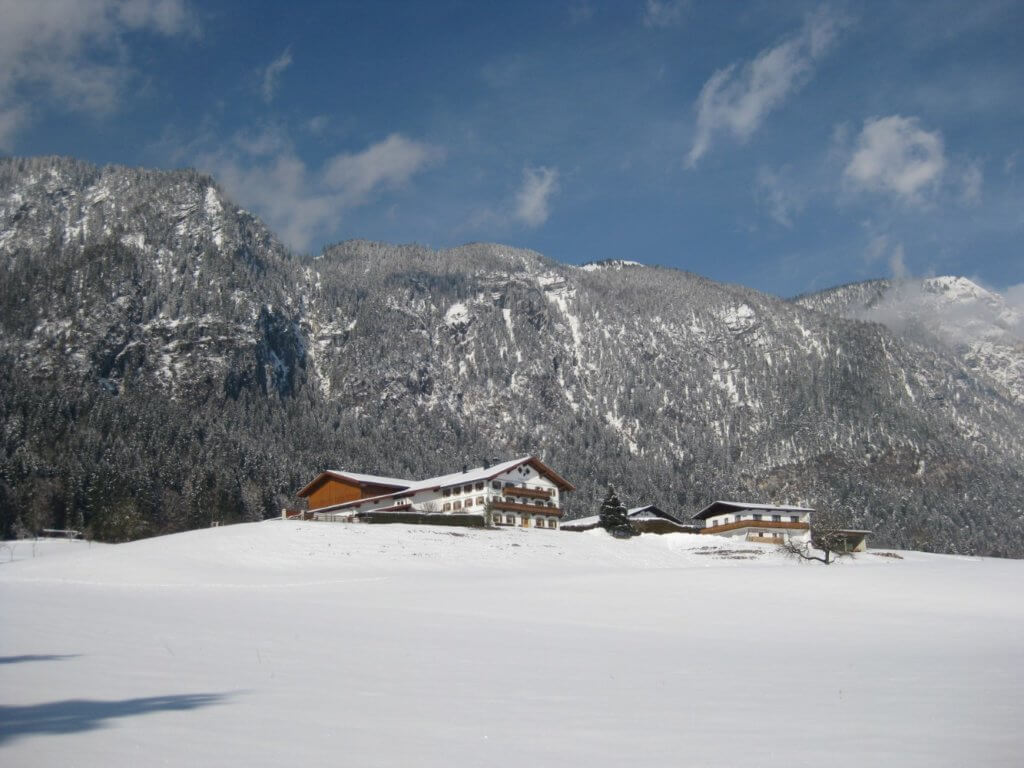 Der Hagerhof von Süden gesehen. Hinter dem Hagerhof befindet sich der Buchackerberg und die Hundalm.